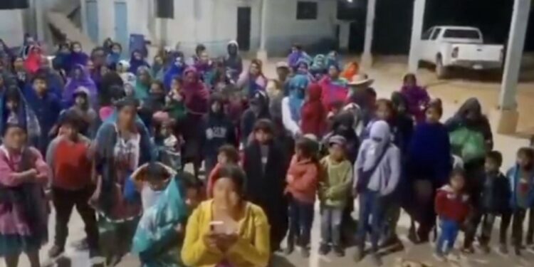 Más de 800 familias huyen de sus comunidades en Guerrero tras ataques con drones explosivos de “Los Ardillos”