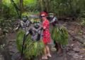 VIDEO Turista es secuestrado por tribu durante excursión en selva africana
