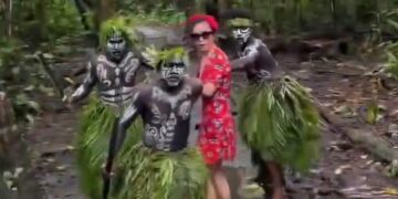 VIDEO Turista es secuestrado por tribu durante excursión en selva africana