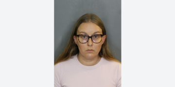 Arrestan a profesora por mantener relaciones sexuales con un estudiante