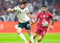Brian Gutiérrez disputa el balón con Rubén Neves durante un partido amistoso entre México y Portugal, Ciudad de México, 28 de marzo de 2026