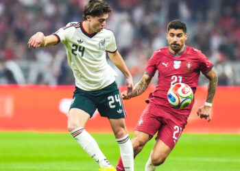 Brian Gutiérrez disputa el balón con Rubén Neves durante un partido amistoso entre México y Portugal, Ciudad de México, 28 de marzo de 2026
