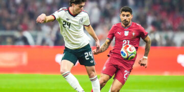 Brian Gutiérrez disputa el balón con Rubén Neves durante un partido amistoso entre México y Portugal, Ciudad de México, 28 de marzo de 2026