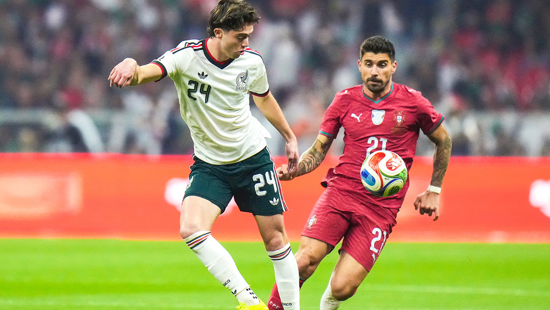 Brian Gutiérrez disputa el balón con Rubén Neves durante un partido amistoso entre México y Portugal, Ciudad de México, 28 de marzo de 2026
