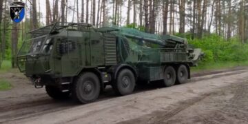 Innovación en el frente: Brigada ucraniana se adiestra con el nuevo obús Bohdana sobre chasis Tatra