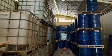 Incautan 24,400 litros de metanfetamina líquida en Sinaloa: el segundo decomiso más grande en la historia de México