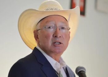 “Hay fentanilo en México y se produce acá”: Ken Salazar lo reafirma en su última conferencia como embajador