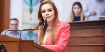 Diputada de Sinaloa teme ser asesinada como Carlos Manzo tras recibir corona fúnebre en su casa