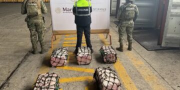 Semar detiene a cinco ecuatorianos y asegura 137 kilos de cocaína en Lázaro Cárdenas