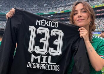 Regina Blandón genera aplausos al mostrar su apoyo a las madres buscadoras durante el Mundial