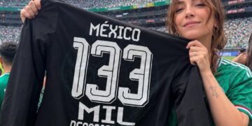 Regina Blandón genera aplausos al mostrar su apoyo a las madres buscadoras durante el Mundial