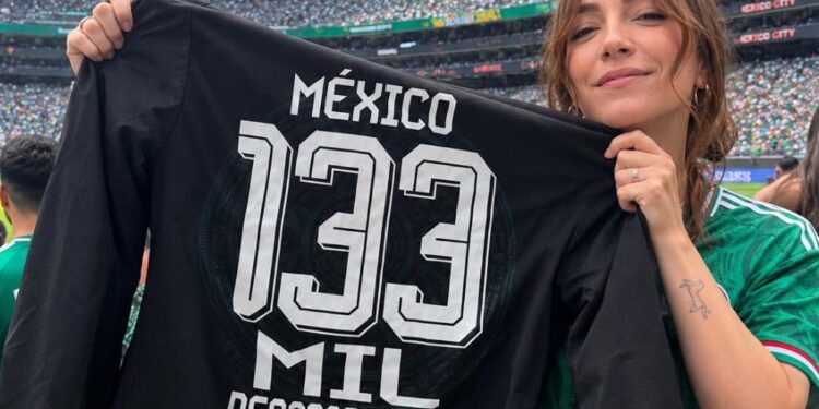 Regina Blandón genera aplausos al mostrar su apoyo a las madres buscadoras durante el Mundial