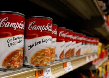 Demandan a Walmart tras hallar presuntos gusanos en una lata de fideos