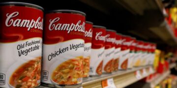 Demandan a Walmart tras hallar presuntos gusanos en una lata de fideos