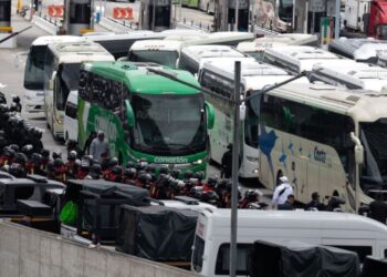 Retienen a padres y normalistas de Ayotzinapa en caseta de Tlalpan “por seguridad nacional”