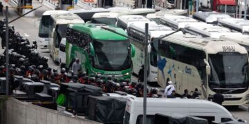 Retienen a padres y normalistas de Ayotzinapa en caseta de Tlalpan “por seguridad nacional”