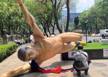 Magisterio en lucha: CNTE descarrila la “fiesta mundialista” con protestas y derriban estatuas del Mundial en Paseo de la Reforma