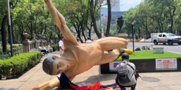 Magisterio en lucha: CNTE descarrila la “fiesta mundialista” con protestas y derriban estatuas del Mundial en Paseo de la Reforma