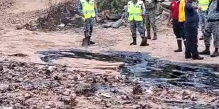 Reportan fuerte fuga de combustible en la colonia Jesús Rasgado de Salina Cruz