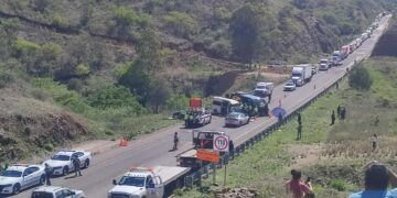 Choque frontal entre dos camionetas de pasajeros deja 8 muertos y 14 heridos en la Súper a Puebla