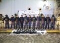 Detienen a nueve hombres con armas, uniformes y patrullas clonadas de la Guardia Civil en Michoacán