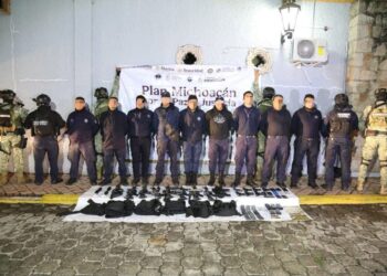Detienen a nueve hombres con armas, uniformes y patrullas clonadas de la Guardia Civil en Michoacán