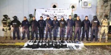 Detienen a nueve hombres con armas, uniformes y patrullas clonadas de la Guardia Civil en Michoacán
