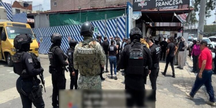 Marina participa en operativo contra robo de hidrocarburos en Ecatepec y asegura pipa, vehículos y 26 autos