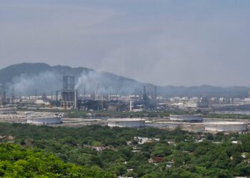 “Flamazo” en una refinería mexicana deja tres heridos