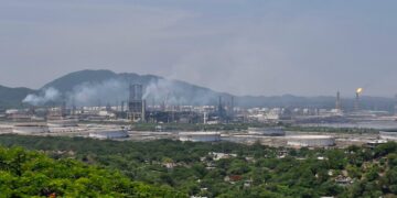 “Flamazo” en una refinería mexicana deja tres heridos