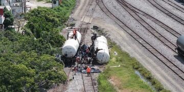 Evacúan a más de 500 personas en Ciudad Madero tras descarrilamiento de vagón de Pemex cargado con gasolina