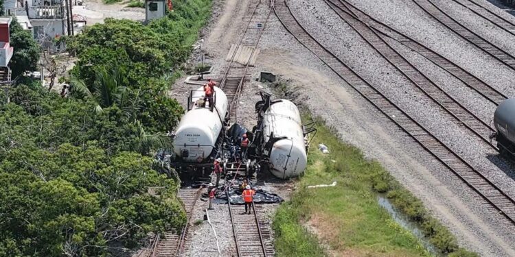 Evacúan a más de 500 personas en Ciudad Madero tras descarrilamiento de vagón de Pemex cargado con gasolina
