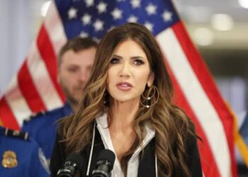 La ex ‘cazamigrantes’ de Trump se divorcia tras revelación de que su esposo se vestía de mujer