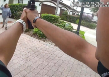 Policías abaten a mujer que con cuchillo amenazaba con matarlos