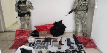 Ejército Mexicano detiene a presunto criminal y asegura arsenal de alto calibre en Nayarit