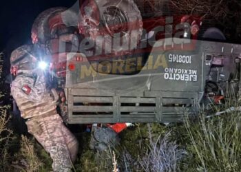 Volcadura de unidad del Ejército en carretera La Piedad–Yurécuaro deja un militar muerto y varios heridos