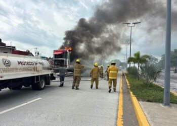 Tráiler se incendia en el Libramiento Sur de Tapachula y genera intensa movilización