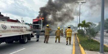 Tráiler se incendia en el Libramiento Sur de Tapachula y genera intensa movilización