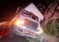 Trailero sobrevive emboscada en la súper carretera Cuacnopalan-Oaxaca al atropellar vehículo de sus agresores
