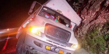 Trailero sobrevive emboscada en la súper carretera Cuacnopalan-Oaxaca al atropellar vehículo de sus agresores