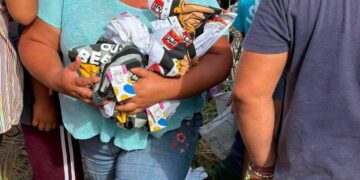Volcadura de tráiler en carretera Chetumal-Escárcega desata rapiña; hasta niños participaron