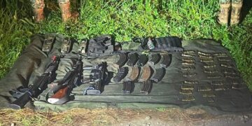 Ejército asegura fusiles, municiones y equipo táctico en Ario de Rosales