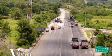 Roban retroexcavadora y pipa de obra de rehabilitación en la carretera Escárcega–Champotón
