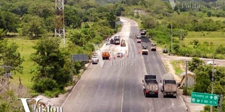 Roban retroexcavadora y pipa de obra de rehabilitación en la carretera Escárcega–Champotón