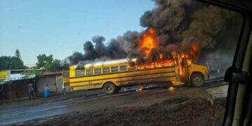 Ola de bloqueos carreteros paraliza diez municipios de Michoacán tras operativo federal