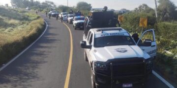 Guardia Civil despliega operativo para restablecer la movilidad en carreteras de Michoacán
