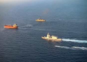 Militares italianos abordan por primera vez un petrolero de la “flota en la sombra” rusa