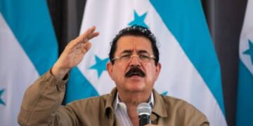 Manuel Zelaya viaja a México para continuar con su recuperación y tratamiento médico