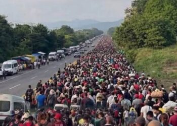 Nueva caravana de más de 15 mil migrantes venezolanos y de Centroamérica avanza hacia México con destino a Tijuana