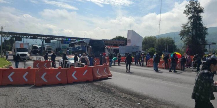 Comunidades indígenas bloquean autopistas y carreteras clave en Michoacán